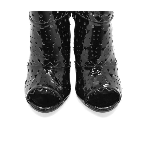 B0 NEW POUR LA VICTOIRE Black Patent Laser Cut Peep Toe Hi Heeled Boots Size 8.5 - Picture 4 of 7